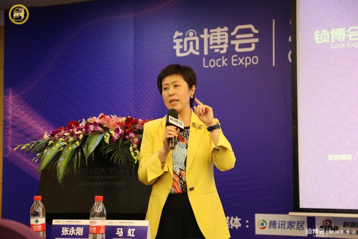  （住房和城鄉建設部IC卡應用服務中心主任、全國智能建筑及居住區數字化標準化技術委員會 副主任委員馬虹現場回答媒體問題）