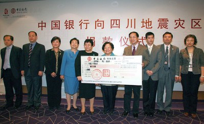 2008年5月14日上午，張燕玲副行長將一張面額1,000萬的現(xiàn)金支票交到了中國紅十字會(huì)總會(huì)彭珮云會(huì)長手中，代表中國銀行向汶川地震受災(zāi)地區(qū)人民捐款。