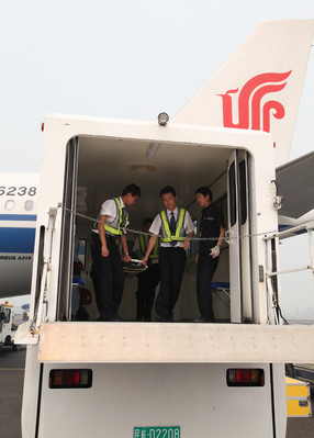 國(guó)航執(zhí)行邦達(dá)-成都急救運(yùn)輸搶運(yùn)重傷“驢友”