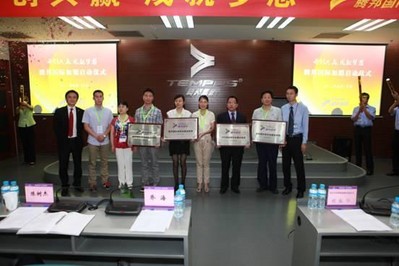 左起一：總經理喬海；右起一：國際機票兼加盟業務總監朱為才與加盟商代表合影