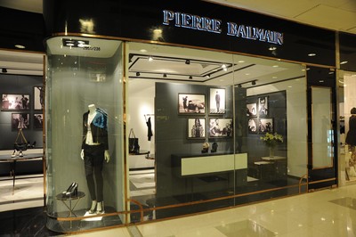 巴爾曼(Pierre Balmain)品牌首家落戶國內的鞋履及手袋店剛于9月下旬開業，裝潢別具法式韻味。