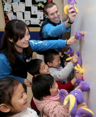 迪士尼英語小學員們沉浸在互動白板焰花游戲中，自信地用英文互動著. &copy;Disney English**(照片拍攝于迪士尼英語上海中山公園中心) 