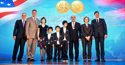 哈利會長一家與桑切斯副部長、蔡瑞德公使、郭瑾總領事及黃德昌商務領事合影