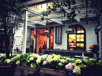 街邊分布著各種特質(zhì)鮮明的書店、酒吧、手工店、設(shè)計品店，小小的店面經(jīng)營得極度用心和精致。