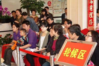 輪候區排隊等候的客戶們