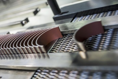 高分子涂層發動機軸瓦 IROX(R) 可以在高效增壓直噴發動機上承受較高的機械載荷，并解決啟停式發動機頻繁重啟導致的潤滑難題。