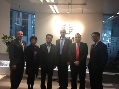 左起：集團中國首席代表蕭鴻飛先生、博聞中國總經(jīng)理馬穎女士、上海虹橋新展覽中心執(zhí)行副總裁文仲亮先生、博聞公司首席執(zhí)行官林偉德先生、亞洲博聞主席及行政總裁愛新克先生及上海博華總經(jīng)理章學強先生