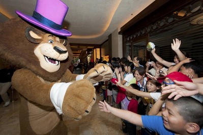 大批興奮的訪客於星期日在金沙城中心舉行的「金光大道度假區 ─ 體驗夢工場」啟動儀式上觀看夢工場巨星大巡遊。由7月1日起，金光大道度假區的訪客將可於每天在金沙廣場地面層欣賞這個巡遊表演。