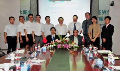 CSA 集團(tuán)與國(guó)家太陽(yáng)能光伏產(chǎn)品質(zhì)量監(jiān)督檢驗(yàn)中心簽署光伏領(lǐng)域合作協(xié)議。前排左至右：國(guó)家光伏質(zhì)檢中心主任吳建國(guó)先生（圖左）CSA 集團(tuán)總裁兼首席執(zhí)行官 Ash Sahi 先生 （圖右）；后排：CSA 集團(tuán)與國(guó)家太陽(yáng)能光伏產(chǎn)品質(zhì)量監(jiān)督檢驗(yàn)中心工作人員