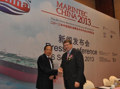 由左至右：上海市船舶與海洋工程學會理事長張圣坤教授及亞洲博聞有限公司執行副總裁麥高德先生
