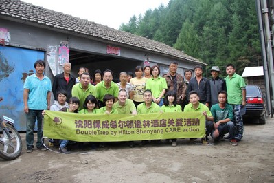 酒店成員與受災村民合影