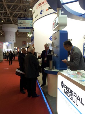 圖：亞太區銷售總監Augie Sorrentino與國際客戶交流中