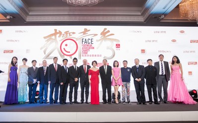 左起2012環球小姐、威華鞋業總經理梁賀程、BBC國際執行總經理Lawrence Yang、紅森公司董事長林智榮、達芙妮國際控股有限公司主席陳英杰、鞋柜“天使的足跡”公益形象代言人任賢齊、FACE主席Jim Issler、“中國美基金”代表靳羽西、“新華愛心教育基金會”理事長張君達、“國立愛心基金”代表種丹妮、“愛的痕跡教育計劃”創辦人姜育恒、“中國殘疾人福利基金會”副理事長邢建緒先生、“音樂之帆”創辦人柴亮、中國行動計劃代表Mr. Andrew