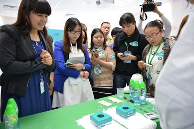 媽媽們對(duì)產(chǎn)品實(shí)驗(yàn)及生產(chǎn)線(xiàn)非常感興趣