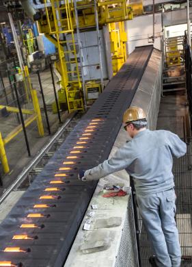 對成型過程進行綜合監控和記錄確保熔料在鑄模中的流速更為穩定，填充更為徹底。