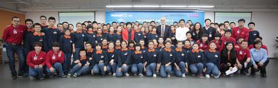 中國(guó)青少年發(fā)展基金會(huì)秘書(shū)長(zhǎng)涂猛先生，百年職校發(fā)起人和理事長(zhǎng)姚莉女士，沃爾瑪中國(guó)公司事務(wù)高級(jí)副總裁博睿等嘉賓在“沃爾瑪零售人才職業(yè)培訓(xùn)課程” 開(kāi)課典禮上與師生代表一起合影。