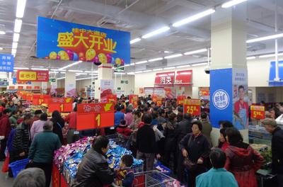 眾多市民在剛剛開業(yè)的沃爾瑪廣西來賓桂中大道店<br />搶購各種實(shí)惠商品