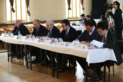 此次面試考官（從左至右）：紐約愛樂樂團圓號首席菲利普.梅耶斯、長號首席約瑟夫.阿萊西、樂隊首席格蘭.迪克特羅、雙簧管首席王亮，以及上音弦樂系主任李繼武、上交首席李沛 。